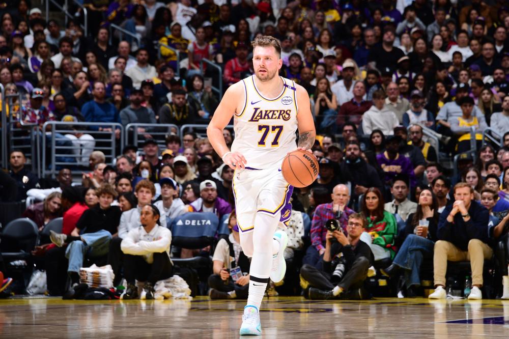 就谁投都不进！！！湖人三分38投6中&命中率仅15.8% 斯玛特9中0（集体熄火！湖人三分38投仅6中、命中率15.8%，斯玛特9投0中）